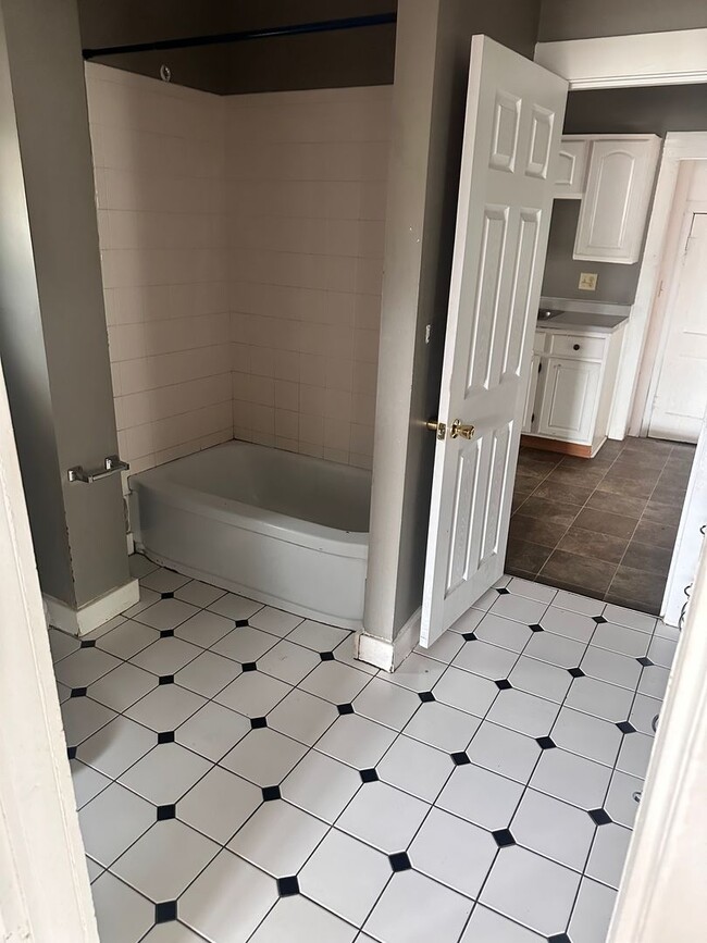 Building Photo - 311 W Elm St