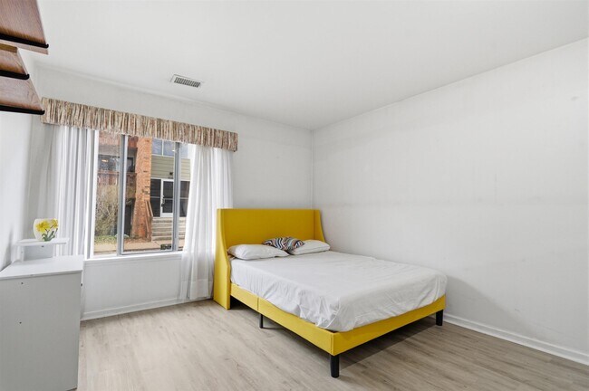 Building Photo - 1235 S Maple Rd