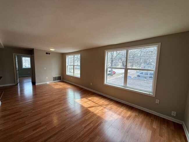 Building Photo - 555-565 N Kent St
