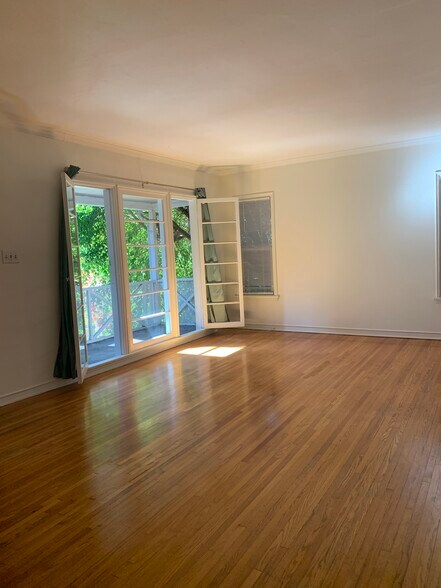 Building Photo - 412 N Doheny Dr