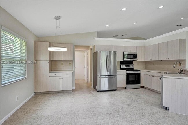 Building Photo - 10219 NW 48th Manor