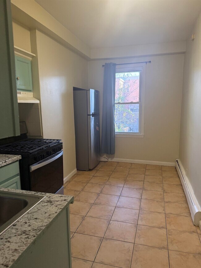 Building Photo - 290 Ege Ave