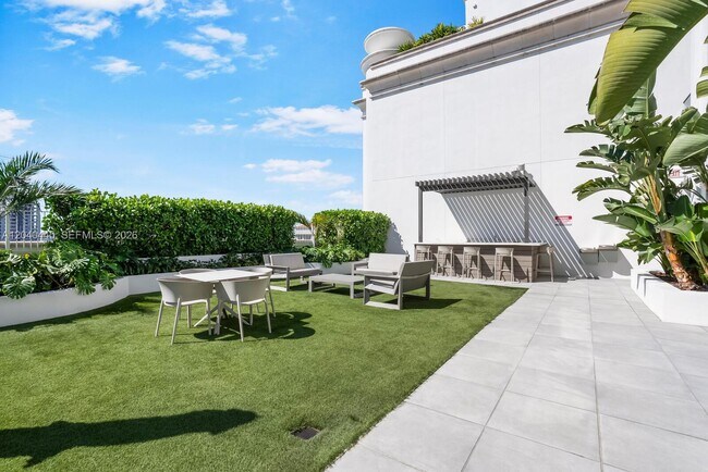 Building Photo - 275 Giralda Ave