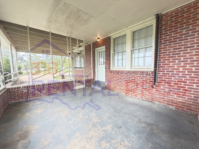 Building Photo - 515 Everett St