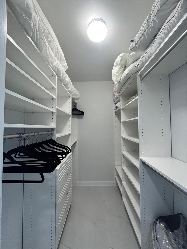 Building Photo - 2650 Lake Shore Dr