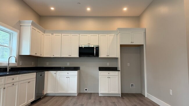 Building Photo - 251 Sladen St