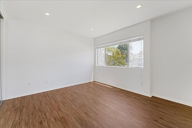 Building Photo - 5703 Hazeltine Ave