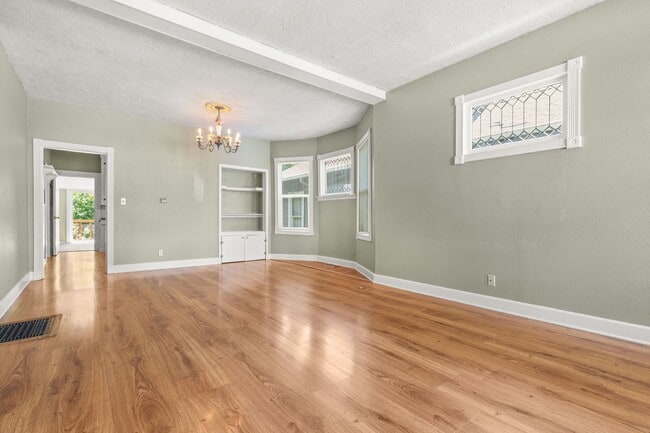 Building Photo - Spacious 3 bedroom, 1 Bath House in Inner SE Portland - Everything Right at Your Doorstep!