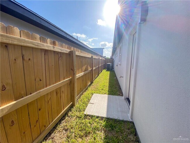 Building Photo - 3104 S Links Dr