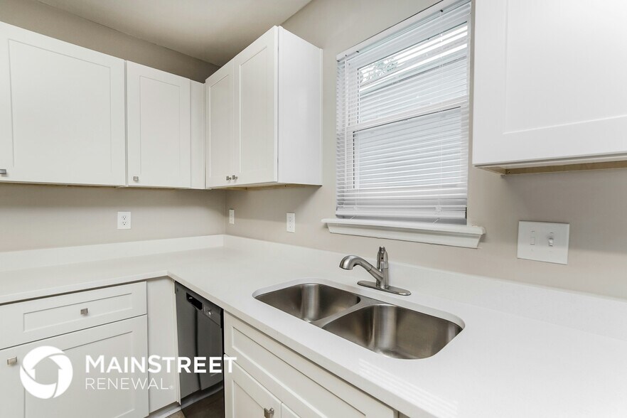 Building Photo - 1217 Kendall Dr