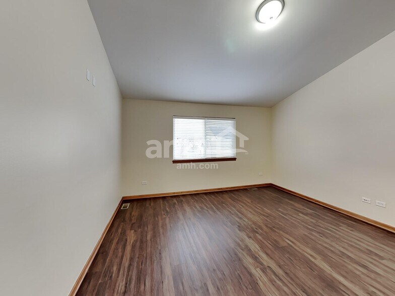 Building Photo - 902 Thorn Creek Dr