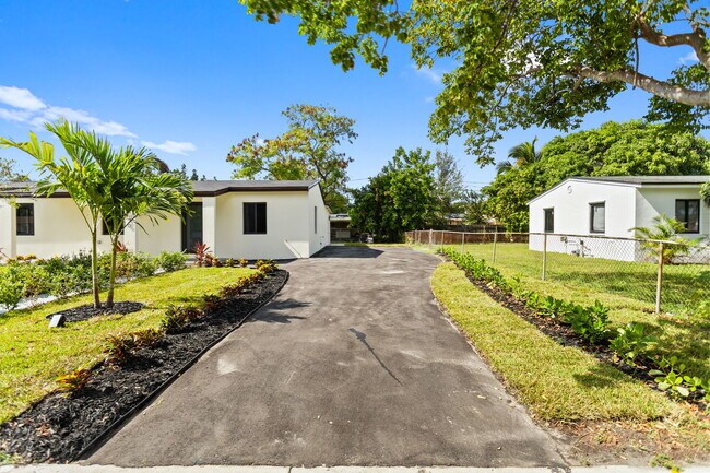 Building Photo - 15920 NW 17th Ave