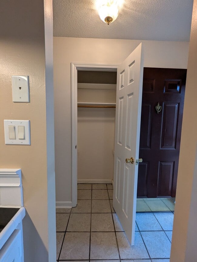 Building Photo - Beautiful townhouse with lakeside views, convenient to Chapel Hill and Durham!