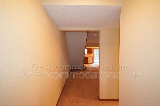 Building Photo - 311 NE Timbercreek Dr