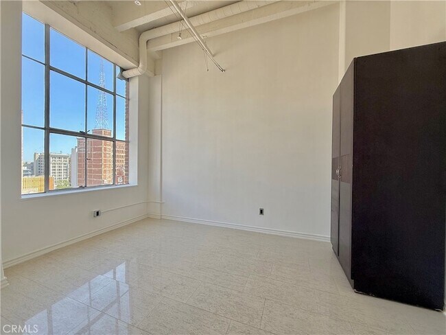 Building Photo - 312 W 5th St