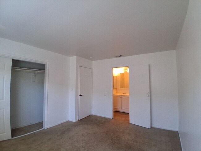 Building Photo - Thistlewood3505/3507