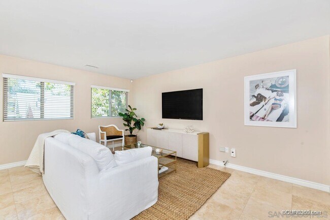 Building Photo - 7538 Draper Ave