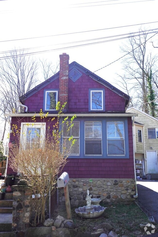 Building Photo - Super Cute 2 Bedroom Cottage