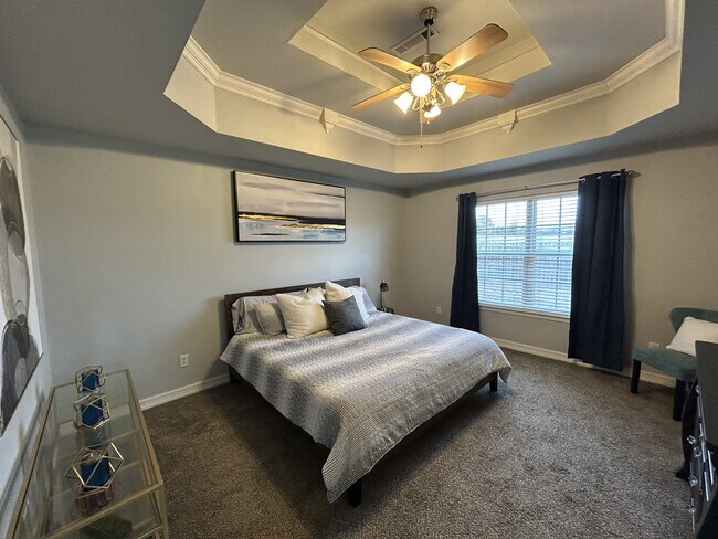 Building Photo - 4800 SW Golden Eagle Ave