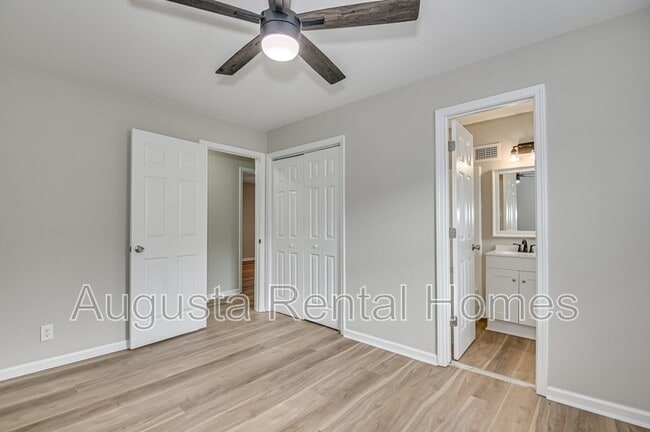 Building Photo - 323 Pineview Dr