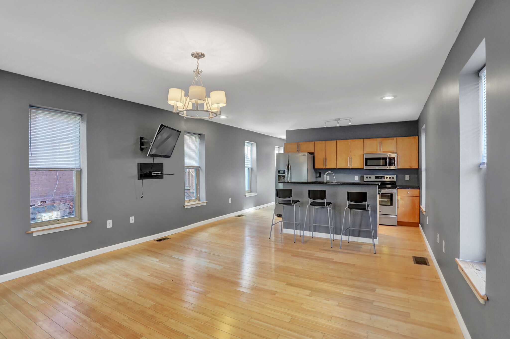 Building Photo - 605 Grace St