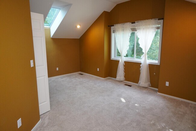 Building Photo - 1394 E Holly St