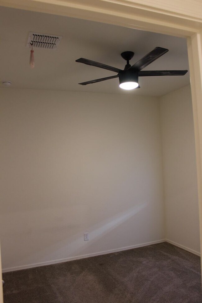Building Photo - 250 W Kona Dr