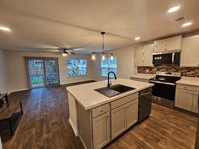 Building Photo - 4599 Palm View Cir