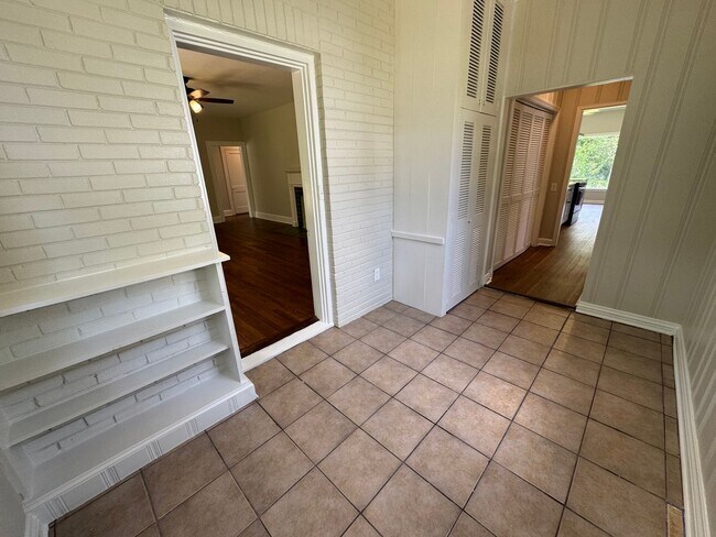 Building Photo - Renovated 3/2.5 House with bonus room in South Rome- $1,795
