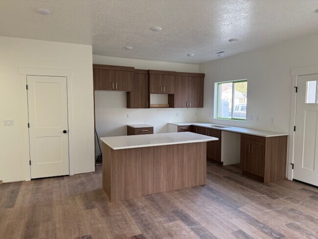 Building Photo - Half off first months rent - Beautiful townhome with 2 car garage, Central Air and Master Suite