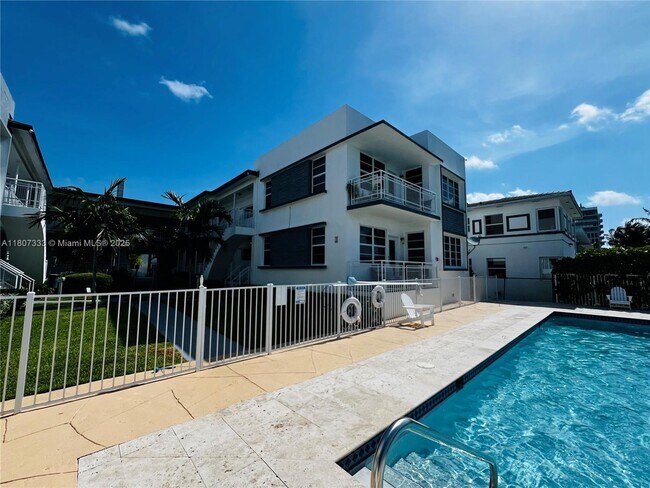 Building Photo - 960 Bay Dr