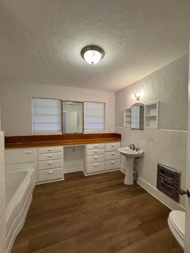 Building Photo - LARGE 2bedroom 1bathroom with 1 car garage...