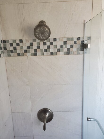 Upstairs bathroom tub/shower. - 1710 Oldfield Way