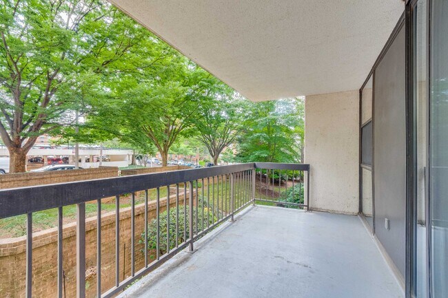 ? Spacious balcony - 1016 S Wayne St