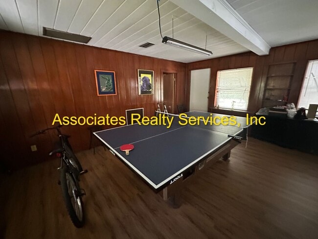 Building Photo - Large House, Close to Campus