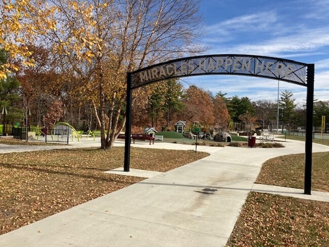 Building Photo - 2 bdrm, 1.5 bath duplex with flexible possession!