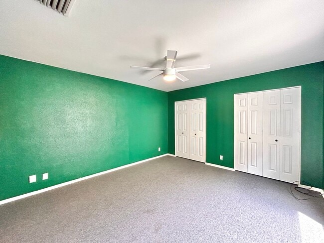 Building Photo - Beautiful 3BR/2BA Two-Level Home with Tall...
