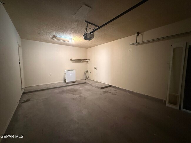 Building Photo - 12118 Royal Woods Dr