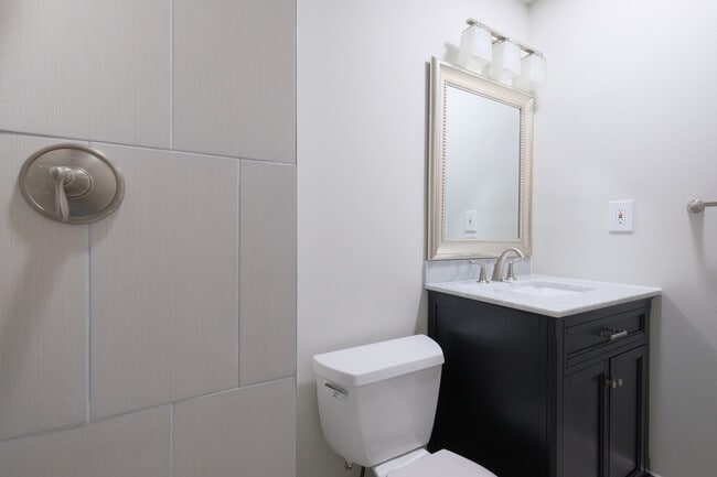 Building Photo - Renovated Entry Level - Castle Harbour Con...