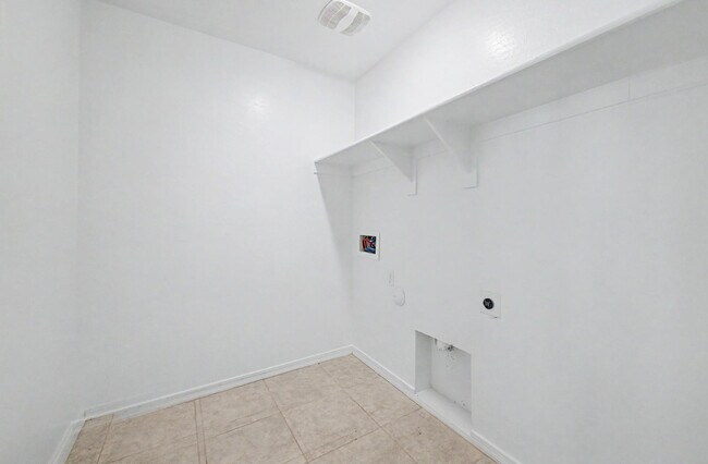 Building Photo - 35450 W Santa Clara Ave