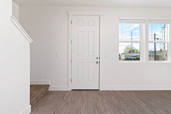 Building Photo - "Discover Comfort & Style: Spacious 3-Bed,...
