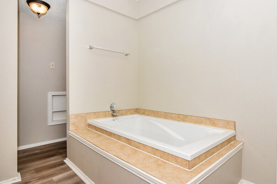 Building Photo - 1411 Sandalwood Dr