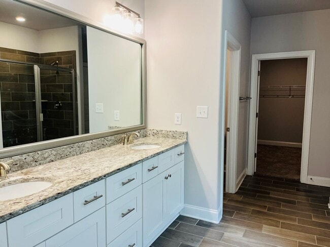 Building Photo - ***MOVE IN SPECIAL*** Wow! Perfect 4 bedro...