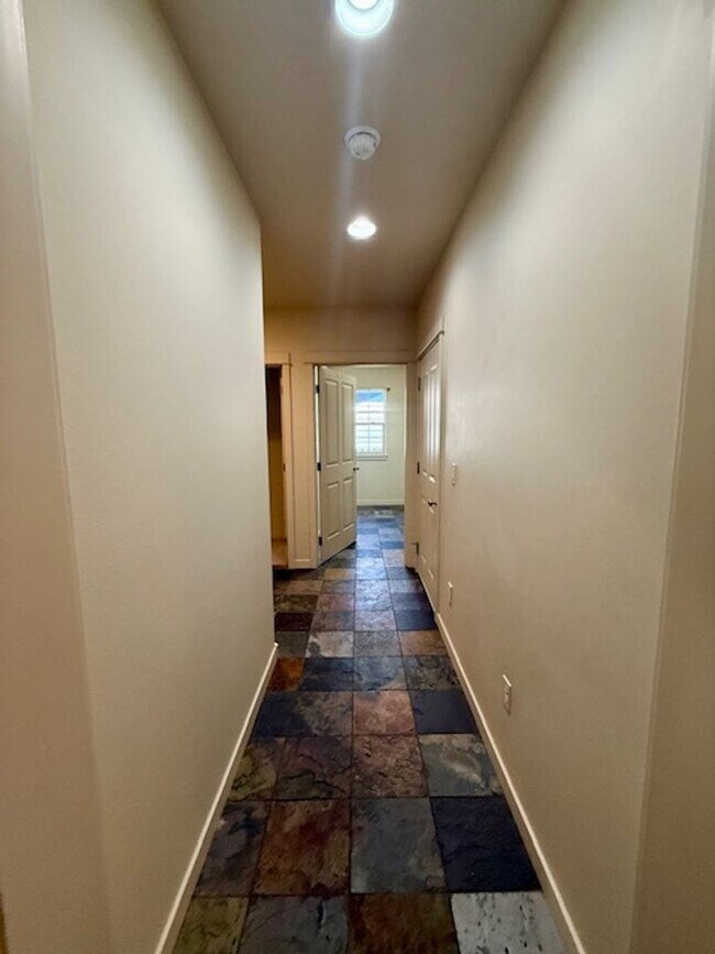 Building Photo - Charming 3 Bedroom Single-Level Home in Ba...
