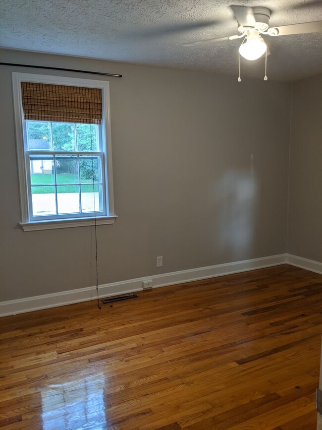 Building Photo - Charming 3 BR only minutes from Downtown G...