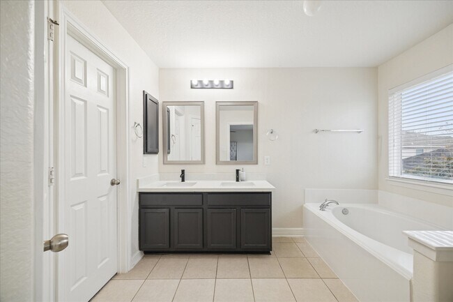 Building Photo - 17923 Hollow Hill Ln