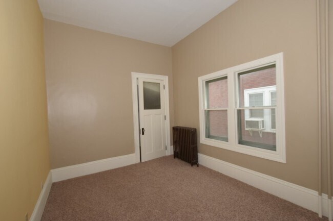 Building Photo - 1668 N Van Buren St