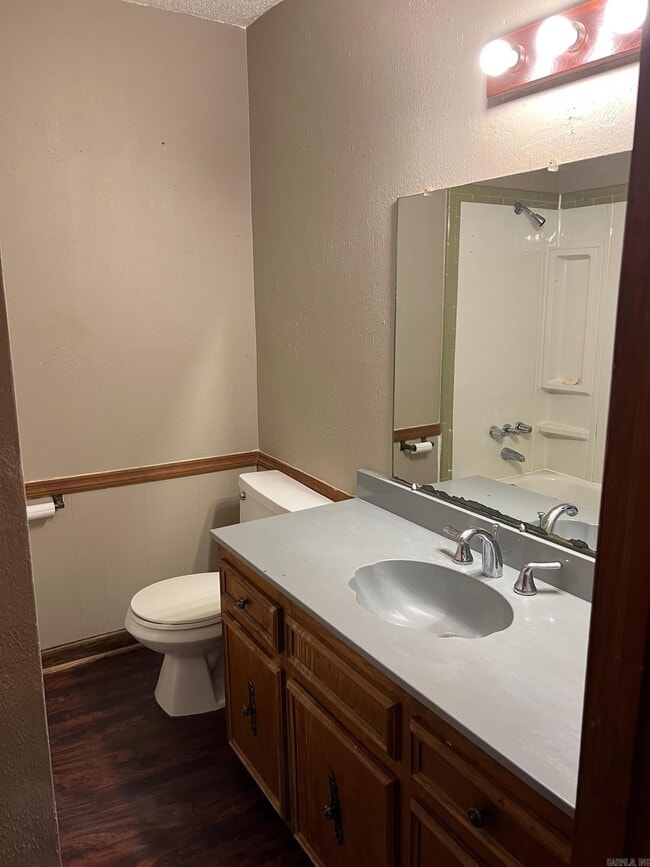 Building Photo - 213 Oak Ln