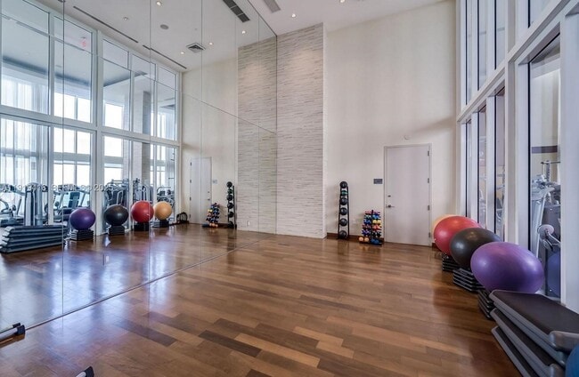 Building Photo - 16001 Collins Ave