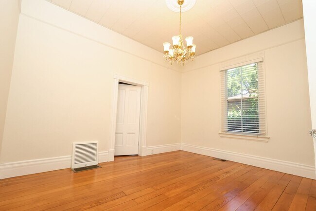 Building Photo - 703 Manzanita Ave
